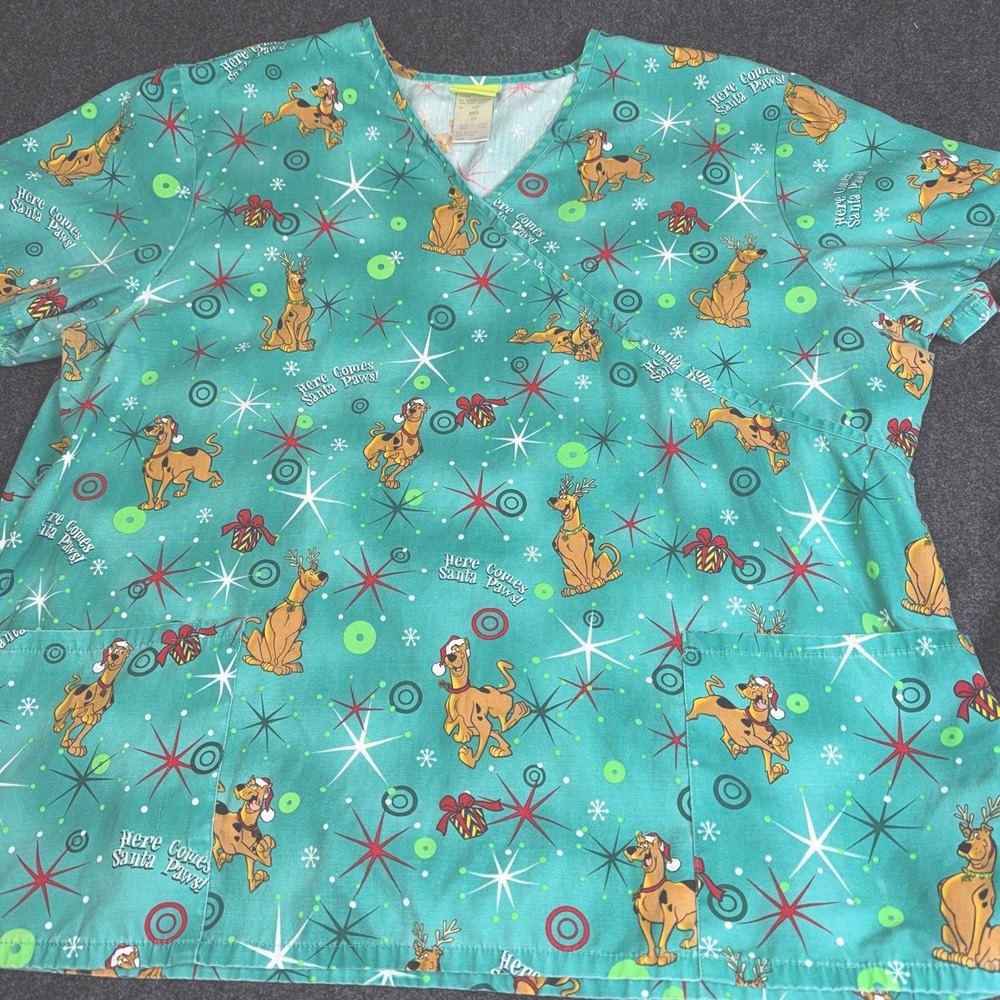 Scooby‎ Doo Christmas Scrub Top 2X Here Comes Santa Paws Holiday V Neck